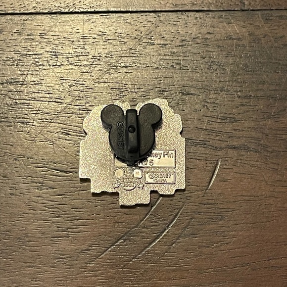 Disney WDW - Hidden Mickey Series III - Aloha - Chip and Dale Pin - Picture 2 of 3